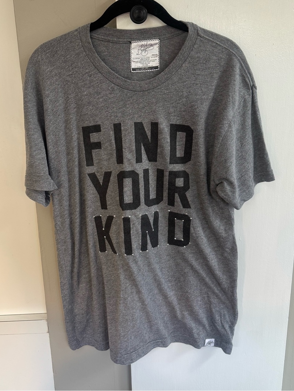 KID DANGEROUS FIND YOUR KIND GRAY T-SHIRT SIZE MEDIUM